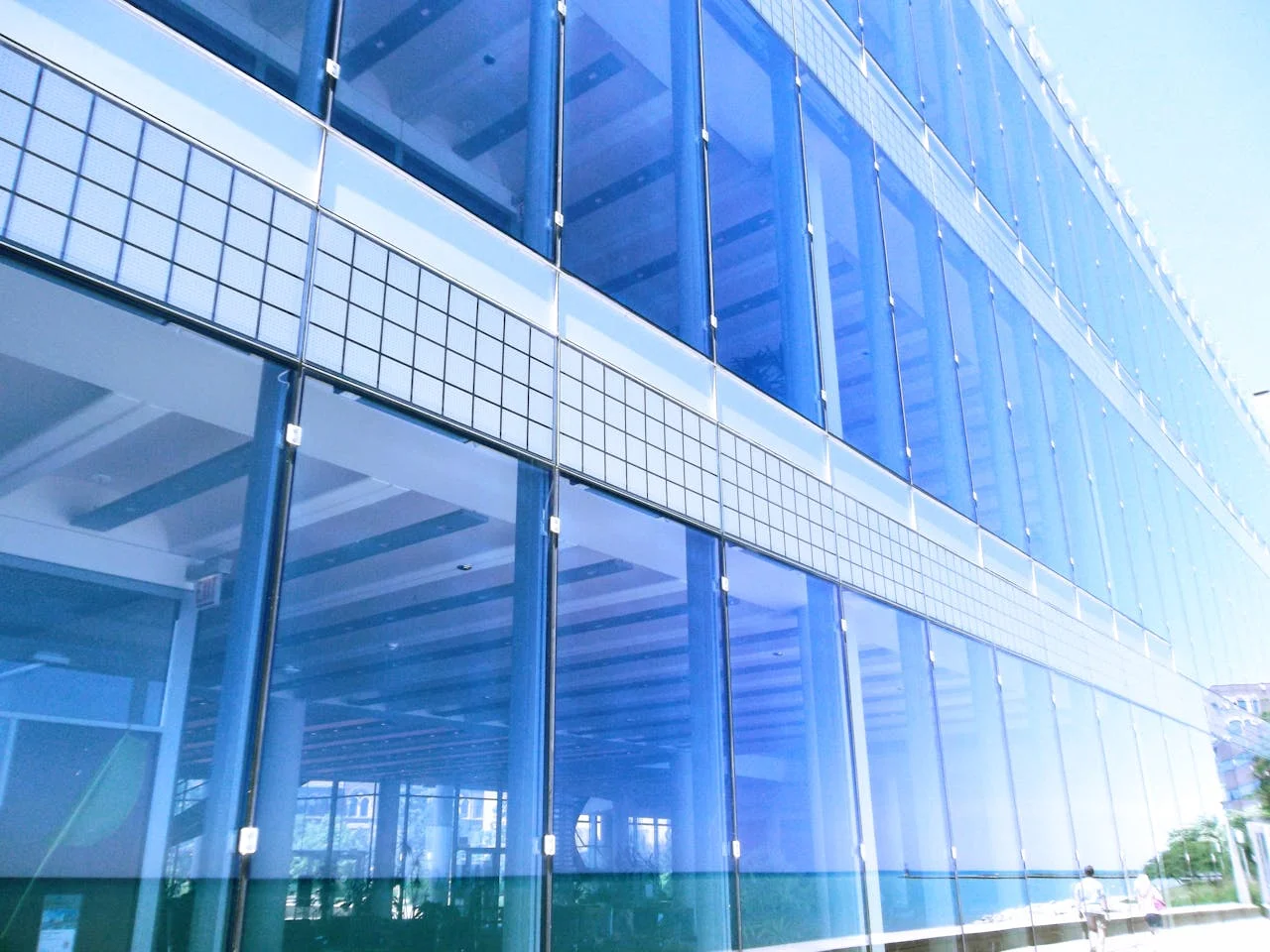 Illustrative window-cleaning image
